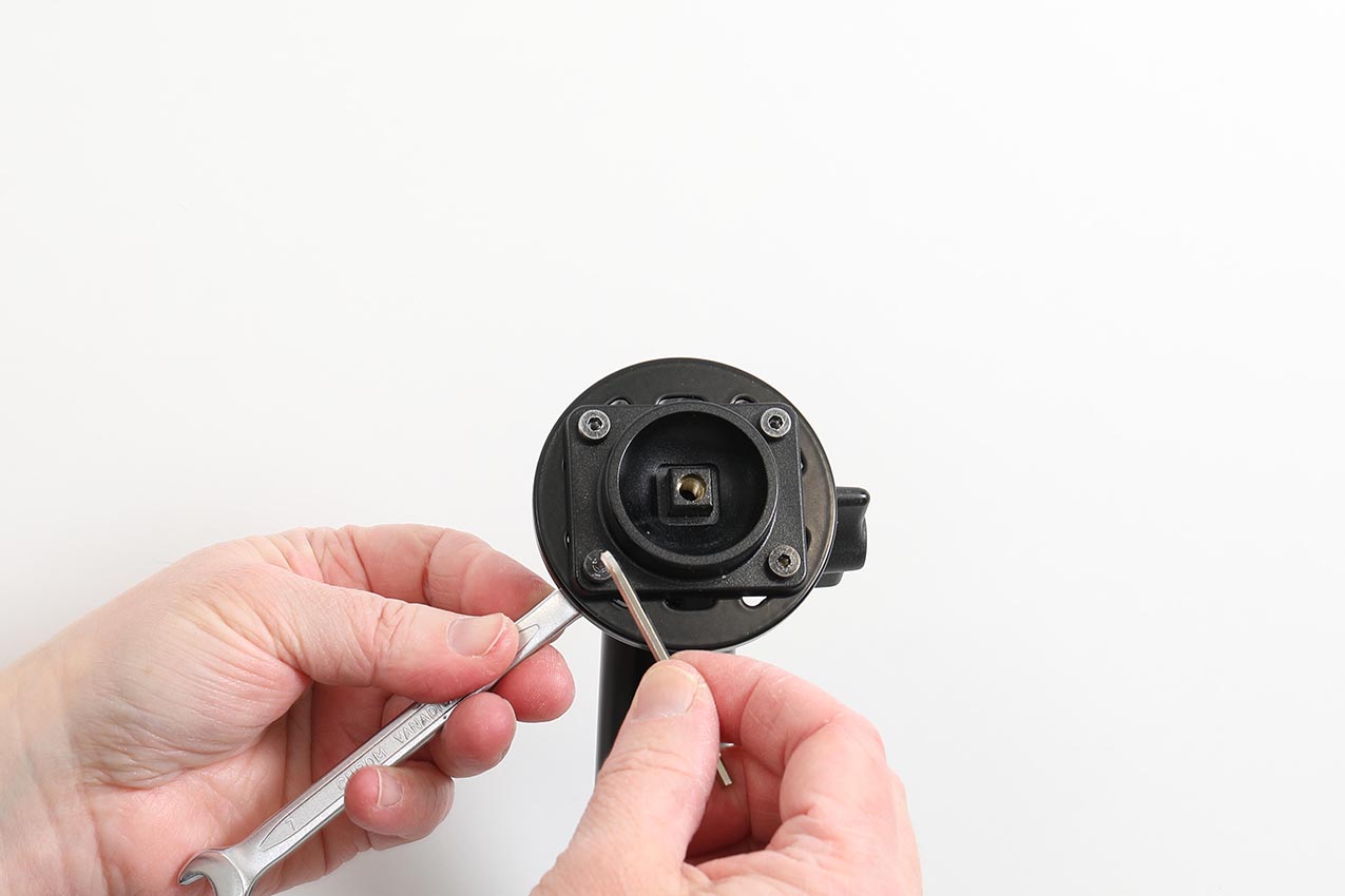 instrukcja montażu uchwytu 711421 do terminala Honeywell CK67 - krok 2