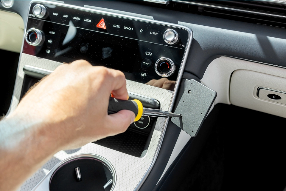 Montaż uchwytu samochodowego poza osią kratek nawiewu