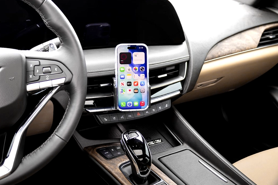 Na co zwrócić uwagę wybierając samochodowy uchwyt do telefonu?