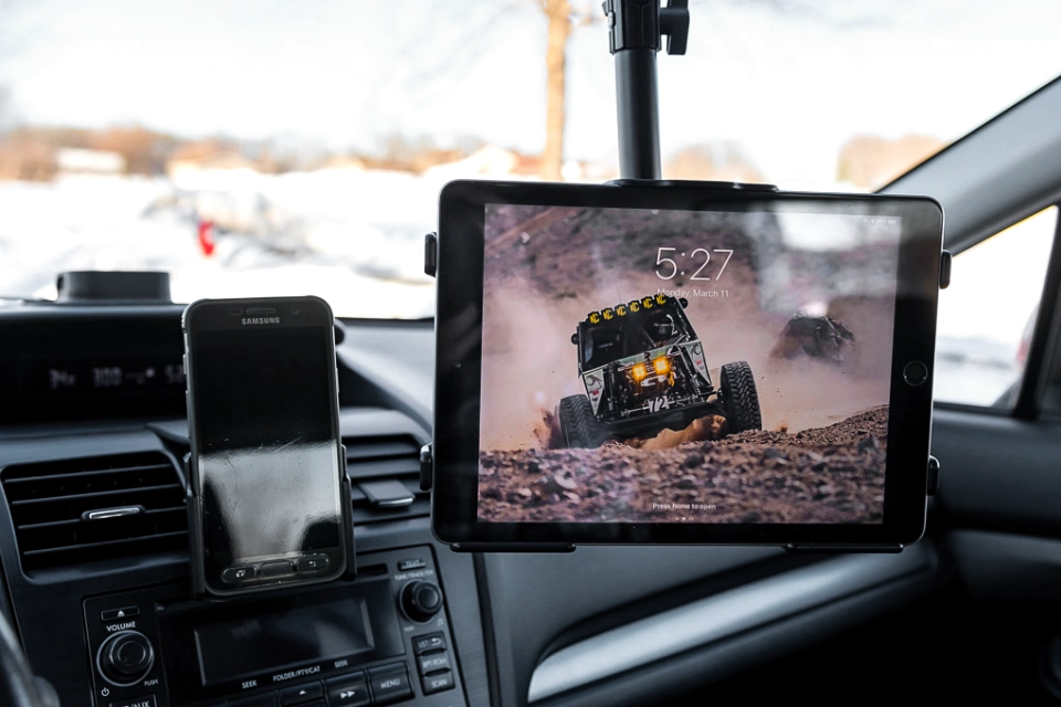 Uchwyty samochodowe na telefon i tablet Brodit