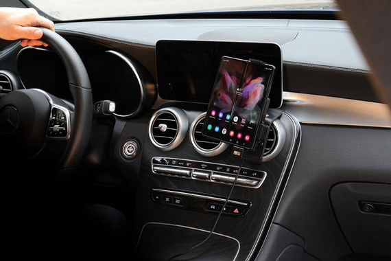 Uchwyt do Samsung Galaxy Z Fold4 5G z wbudowanym kablem USB oraz ładowarką samochodową.