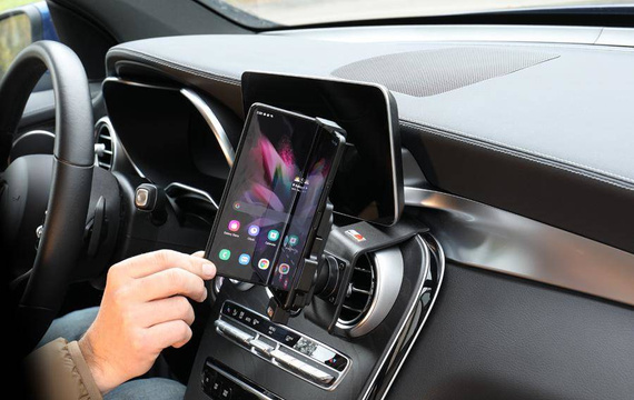 Uchwyt do Samsung Galaxy Z Fold4 5G z wbudowanym kablem USB oraz ładowarką samochodową.