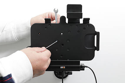 Uchwyt aktywny o wzmocnionej konstrukcji do Zebra ET40 8.0 z modułem komunikacyjno-ładującym i blokadą sprężynową.