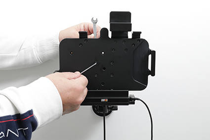 Uchwyt aktywny o wzmocnionej konstrukcji do Zebra ET40 8.0 z modułem komunikacyjno-ładującym i blokadą sprężynową.