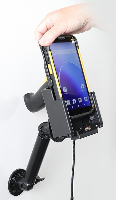 Aktywny uchwyt PogoPin do stałego montażu na CipherLab RS38 w gumowym etui i z chwytem pistoletowym