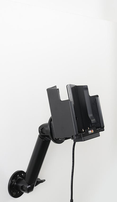 Aktywny uchwyt PogoPin do stałego montażu na CipherLab RS38 w gumowym etui i z chwytem pistoletowym