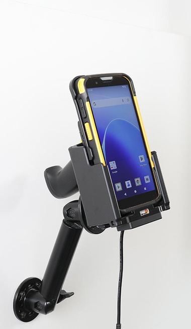 Aktywny uchwyt PogoPin do stałego montażu na CipherLab RS38 w gumowym etui i z chwytem pistoletowym