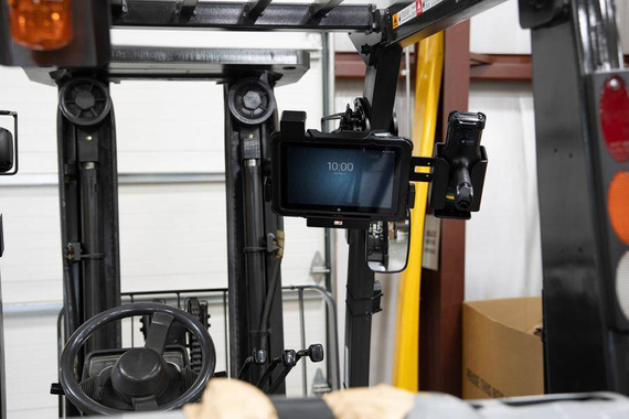 Aktywny modułowy uchwyt o wzmocnionej konstrukcji do Zebra ET55 10.1 z blokadą sprężynową.