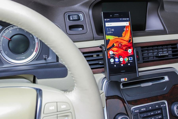 Uchwyt aktywny z kablem USB do Sony Xperia XZ1