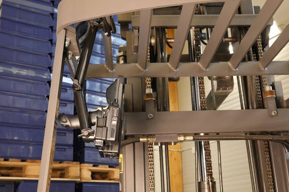 Płytka montażowa do instalacji urządzeń peryferyjnych