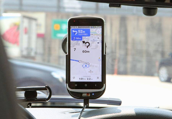 Uchwyt indukcyjny dedykowany do Point Mobile 30 z ładowarką samochodową.