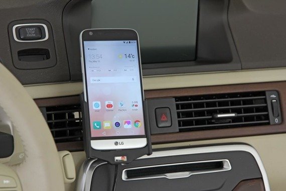 Uchwyt do LG G5 z wbudowaną ładowarką samochodową